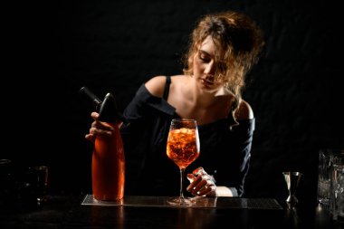 Bir bardak hazır negroni kokteyli tezgahta duruyor..