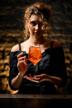 Barda hazır negroni kokteyli içen güzel bir kadın var..