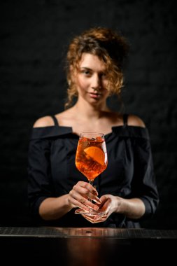 Barda hazır negroni kokteyli içen güzel bir kadın var..