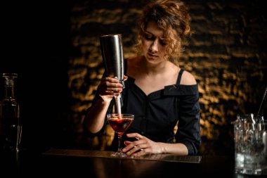 Özel aletleri olan barmen kız köpüğe kokteyl katıyor..