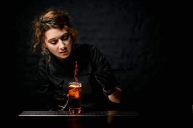 Genç barmen bardağı bitkilerle güzelce süslüyor..