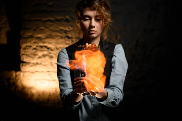 Femme barman tenant verre avec des aspersions de cocktail sur elle et magistralement faire le feu . — Photo