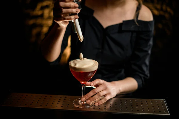 Close-up Barkeeper Mädchen mit speziellen Geräten fügt Schaum zu Glas mit Cocktail hinzu. — Stockfoto