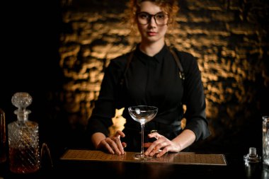 Barda duran uzun bacaklı, boş bardakları temizle..