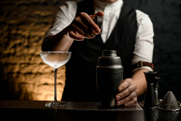 Närbild bartender håller i sin skyddshatt från stål shaker. — Stockfoto
