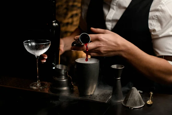 Close-up barista maschile versa bevanda da jigger metallo in tazza di acciaio di agitatore — Foto Stock