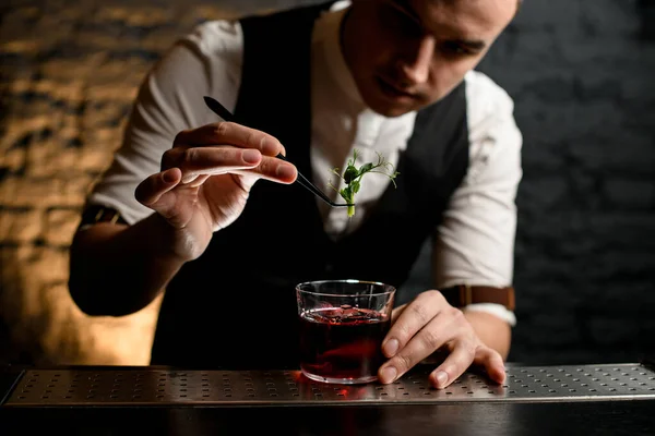 Close-up de vidro que bartender decoração precisa com planta verde fresca e olhe para ele . — Fotografia de Stock