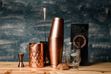 Yakın plan. Bar tezgahında birkaç bakır eşya var..