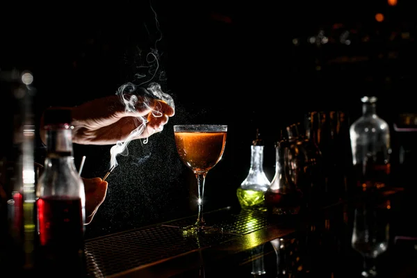 Barkeeper bestreuen alkoholischen Cocktail mit Zitrusschale — Stockfoto