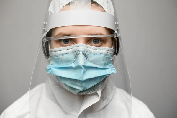 Gros plan de la femme en combinaison de protection avec bouclier et masque médical . — Photo