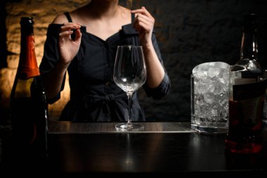 Boş temiz bardak tezgahın üzerinde duruyor..