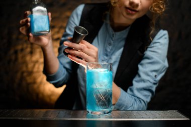 Bardakta soğuk mavi içki duruyor..