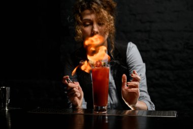 Kadın barmen bardağı kokteyl ile yaktı..