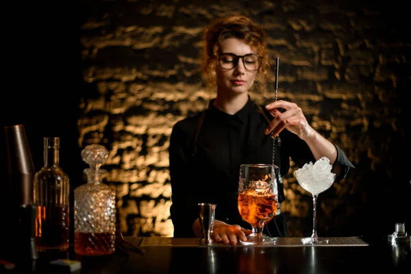 Miscela barista donna cocktail freddo con cucchiaio in bicchiere miscelazione . — Foto Stock