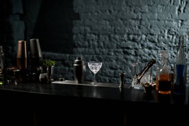 Üzerinde metal titretici ve cam olan tezgah manzarası