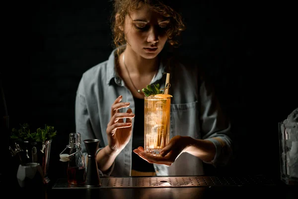 Jovem bartender mantém vidro com coquetel frio fresco pronto . — Fotografia de Stock