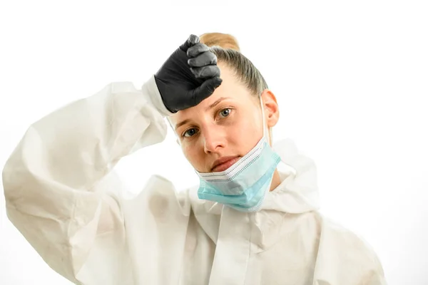 Женщина в унылой маске вытирает лоб рукой — стоковое фото