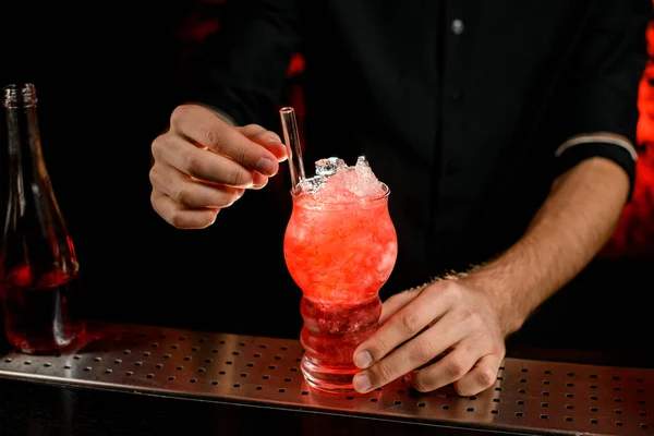 Großaufnahme eines Cocktailglases mit glasigem Stroh für einen Drink auf der Theke — Stockfoto