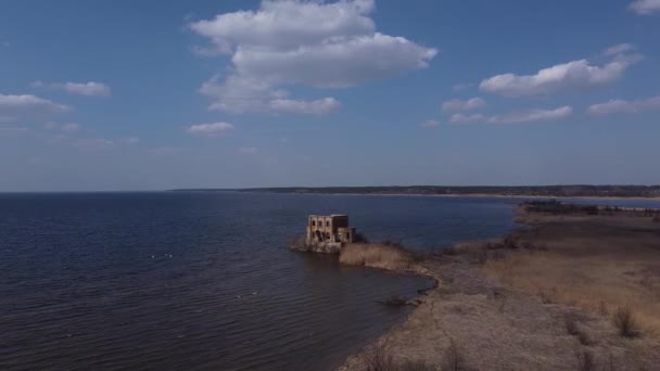 Prachtig uitzicht op rivieroever waarop oud gebouw staat. — Stockvideo