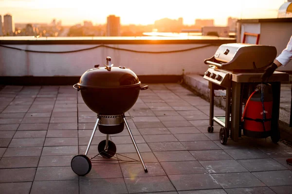 Grill apparatuur staat buiten op het dak van het gebouw — Stockfoto