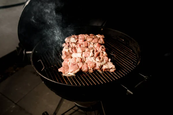 生肉のマリネを丸焼きにしたバーベキュー — ストック写真