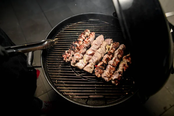 Верхній вид барбекю, на якому смажать шматочки м "яса яловичини.. — стокове фото