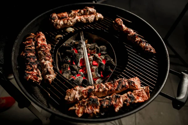 Vista superior em churrasqueira redonda com pedaços de carne frita . — Fotografia de Stock