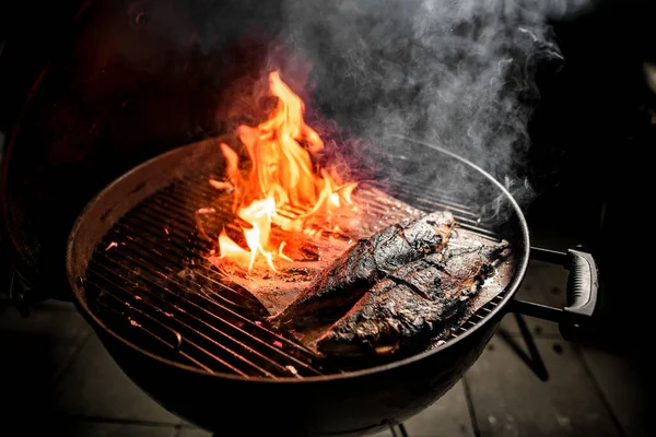 两条鱼在烤架上准备圆形烤肉. — 图库照片