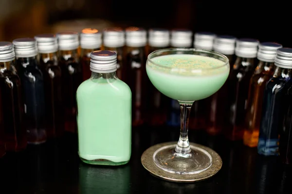 Blick auf Glas mit Heuschrecken-Cocktail auf der Theke. — Stockfoto