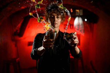 Bir kadın elinde içecekle narenciye ve nane dilimleri tutuyor.