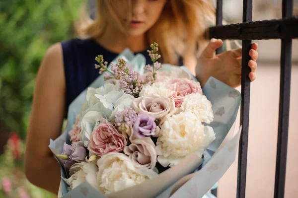 Close-up dari karangan bunga dalam warna pastel di tangan gadis. — Stok Foto