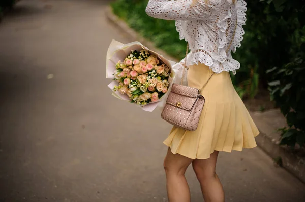 Vista del ramo de rosas en manos de chica — Foto de Stock