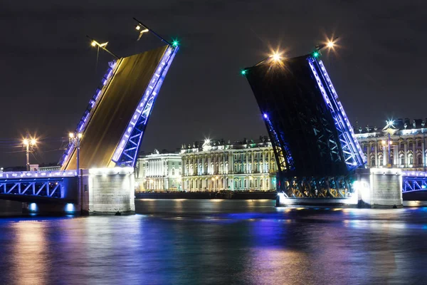 Puente de palacio abierto — Foto de Stock