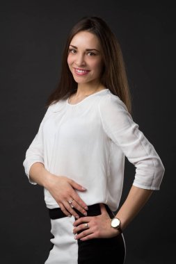 güzel bir genç gülümseyen kız portresi