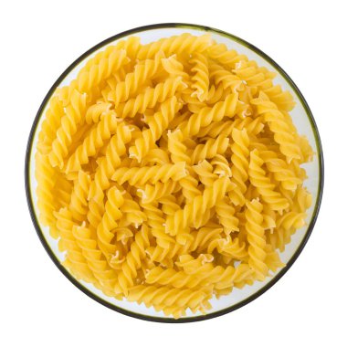 Beyaz, en iyi görünüm izole bir plaka üzerinde ham makarna.