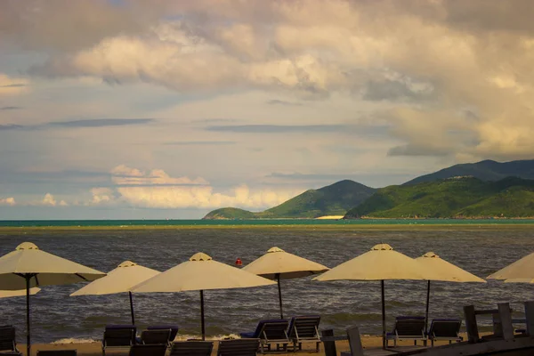 Cennet plaj şemsiye ile