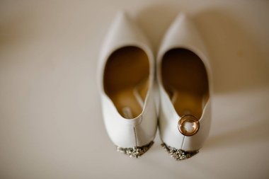 Düğün beyaz ayakkabıları. Evlilik yüzüğü.