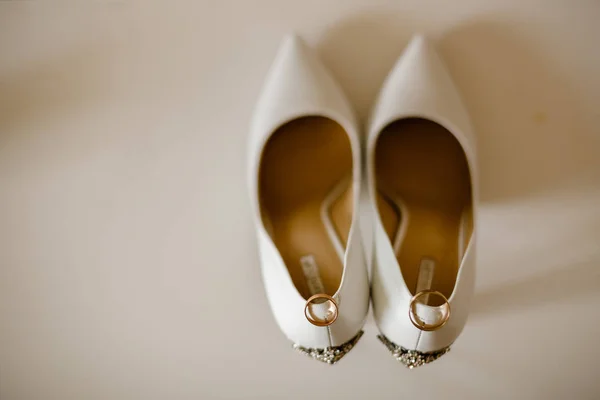 結婚式の白い靴 結婚指輪 — ストック写真