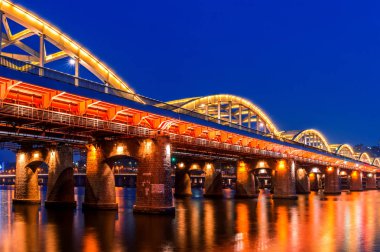 Gece Hangang köprüyü Seoul, Güney Kore.