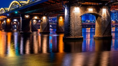 Gece Hangang köprüyü Seoul, Güney Kore.