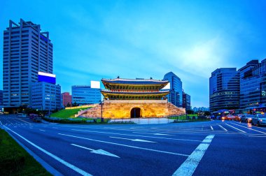 Sungnyemun kapısı (Namdaemun Pazar) gece Seoul, Güney Kore.