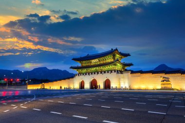Gün batımında Geyongbokgung Sarayı ve araba ışık Seoul, Güney Kore.