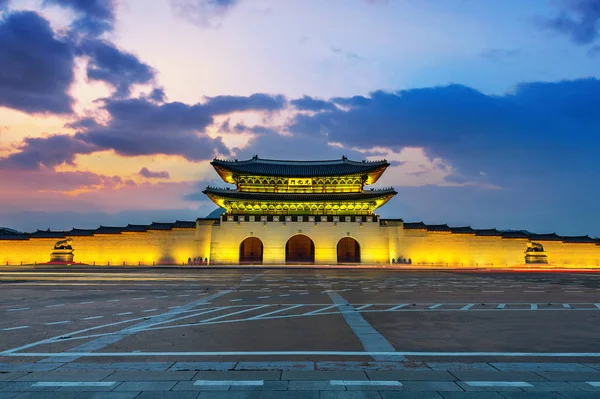 Palacio Geyongbokgung y luz del coche al atardecer en Seúl, Corea del Sur . — Foto de Stock