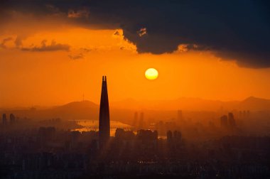 Günbatımı ve Lotte Dünya Merkezi Seul, Güney Kore Namhansanseong kale, güney Korea.The en iyi görünüm güzel gökyüzü. (Koyu tonu)