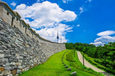 Seul Kulesi, Kore'de Namsan Kulesi .