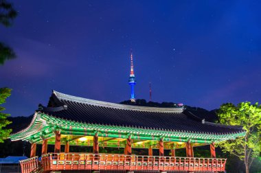 Namsangol Hannok Köyü ve Seul Kulesi bulunan dağda Namsan gece Seoul, Güney Kore.