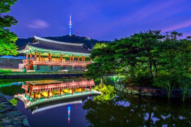 Namsangol Hannok Köyü ve Seul Kulesi bulunan dağda Namsan gece Seoul, Güney Kore.