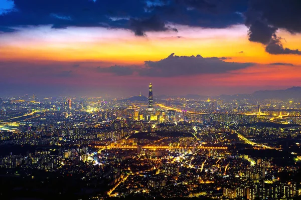 Coréia do Sul skyline de Seul, A melhor vista da Coréia do Sul com Lotte mundo shopping na fortaleza de Namhansanseong . — Fotografia de Stock