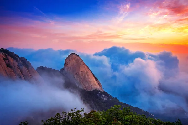 北漢山はソウル, 韓国北漢山国立公園の朝の霧と日の出で覆われています。. — ストック写真