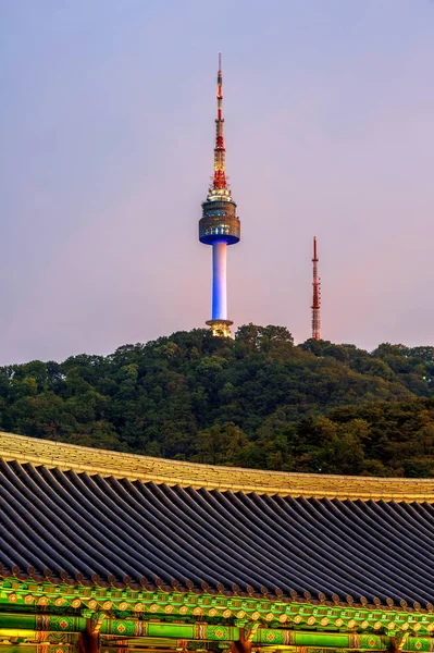 Namsangol Hannok Village and Seoul Tower Located on Namsan Mountain at night in Seoul, South Korea . — стоковое фото